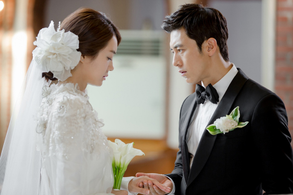 http://www.asian-hana.com/20141001%E9%BB%84%E9%87%91%E3%81%AE%E5%B8%9D%E5%9B%BDDVD%E3%80%80%E5%A0%B4%E9%9D%A2%E3%83%A1%E3%82%A4%E3%83%B3%E2%91%A1.jpg