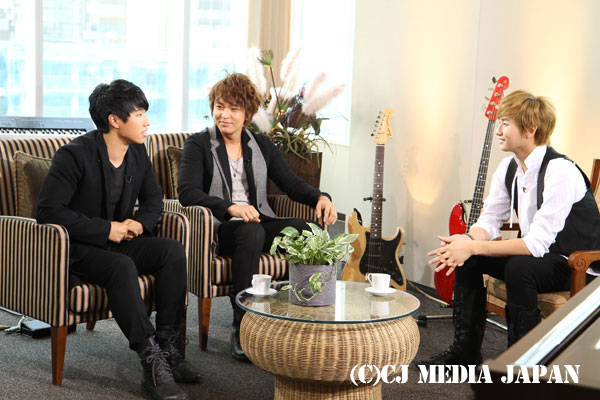 1102_official_Talk-with-ヨ.jpg