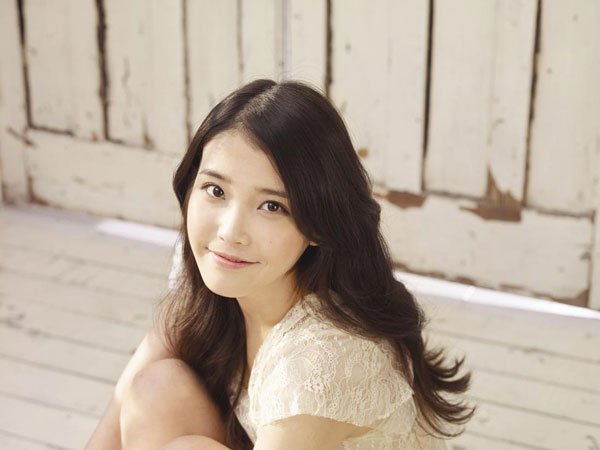 日本デビュー記念！ 18歳の歌姫IU (アイユー)がタワーレコードの