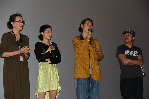 s-『かぞくのくに』釜山映画祭4ショット_檀上-1.jpg