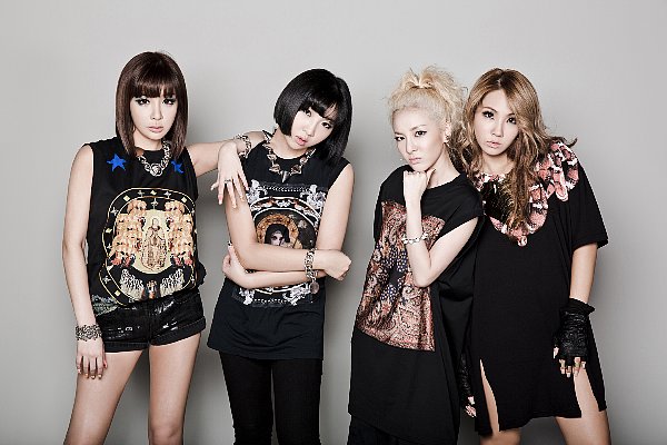 2NE1_20131225_web.jpg