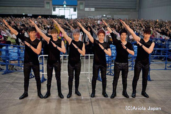 野獣アイドル 2pm 2キロに及ぶ長蛇の列 6時間に及ぶ4万人とのハイタッチ アジアンエンタメ情報サイト アジアンハナ Asian Hana Com