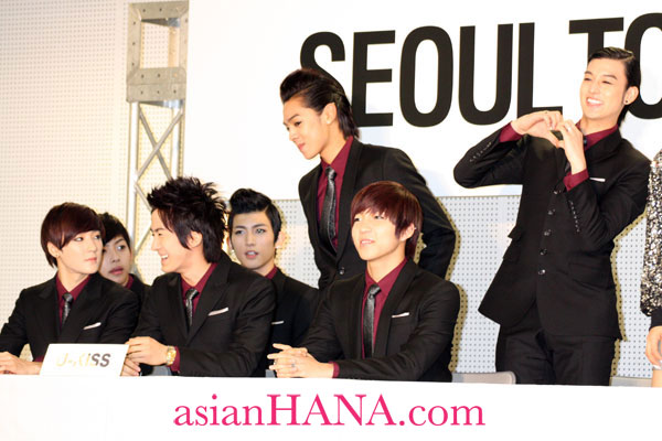 http://www.asian-hana.com/seoul-ukiss.jpg